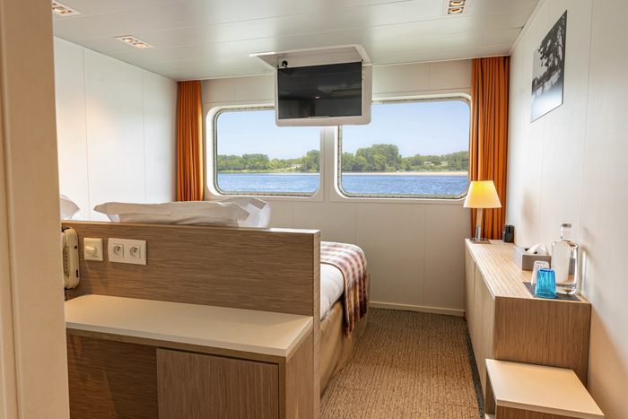 Main Deck 2 Adjustable Twin Beds CAT. A
